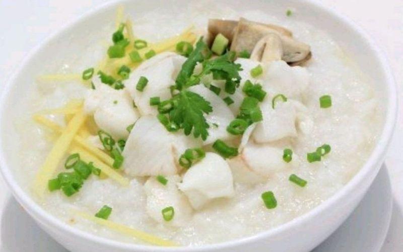 Bát cháo cá lóc nấu cùng đậu xanh thơm bùi cho bé